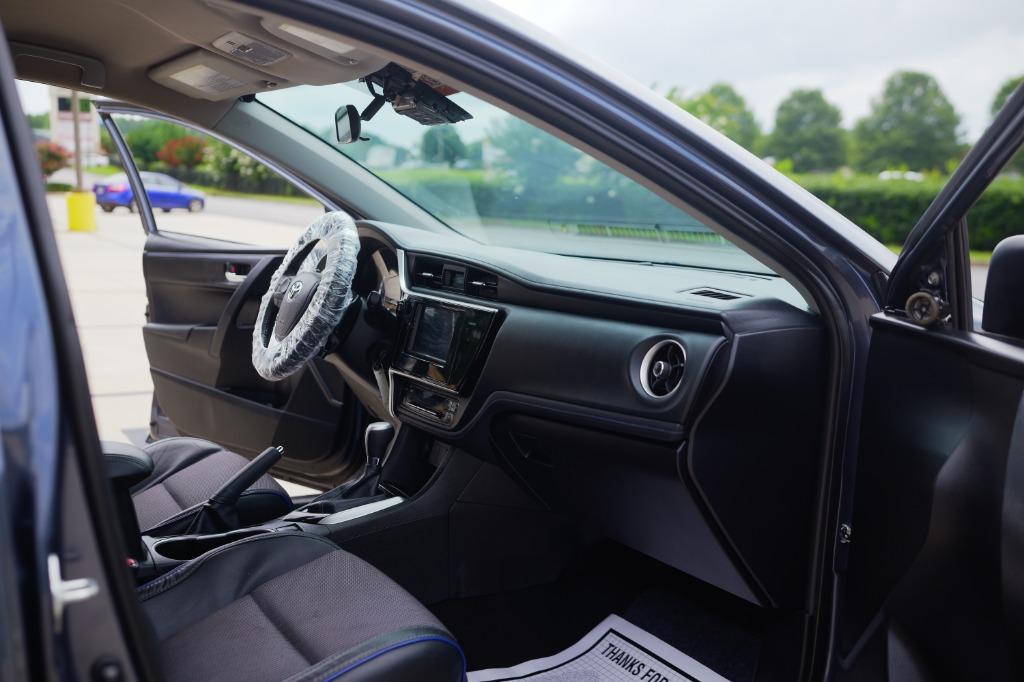 2017 Toyota Corolla SE photo 23