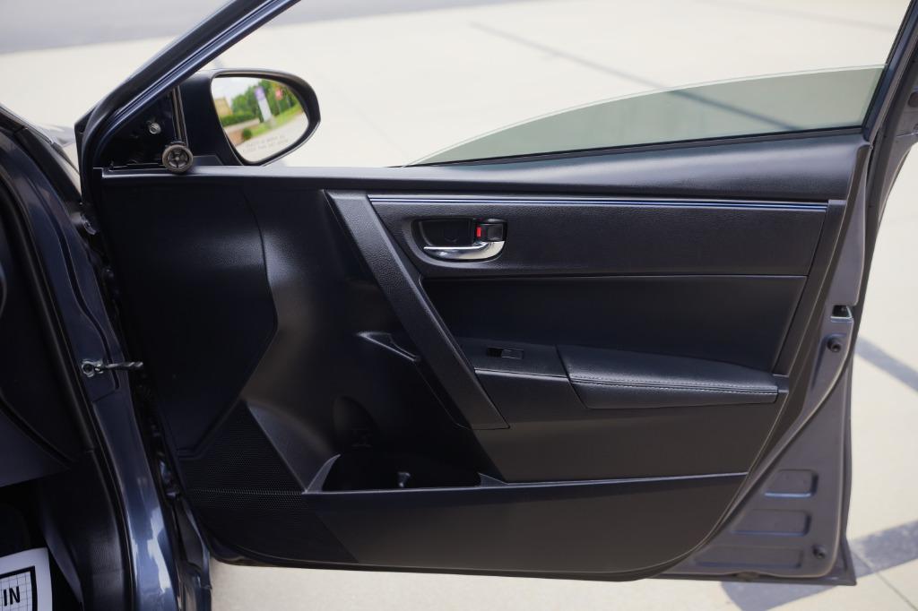 2017 Toyota Corolla SE photo 25
