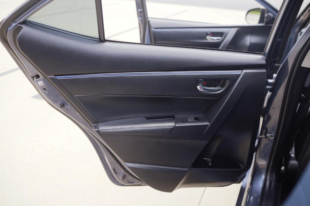 2017 Toyota Corolla SE photo 14